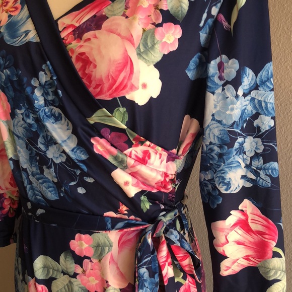 Flowered navy wrap style dress with sleeves - Picture 6 of 7